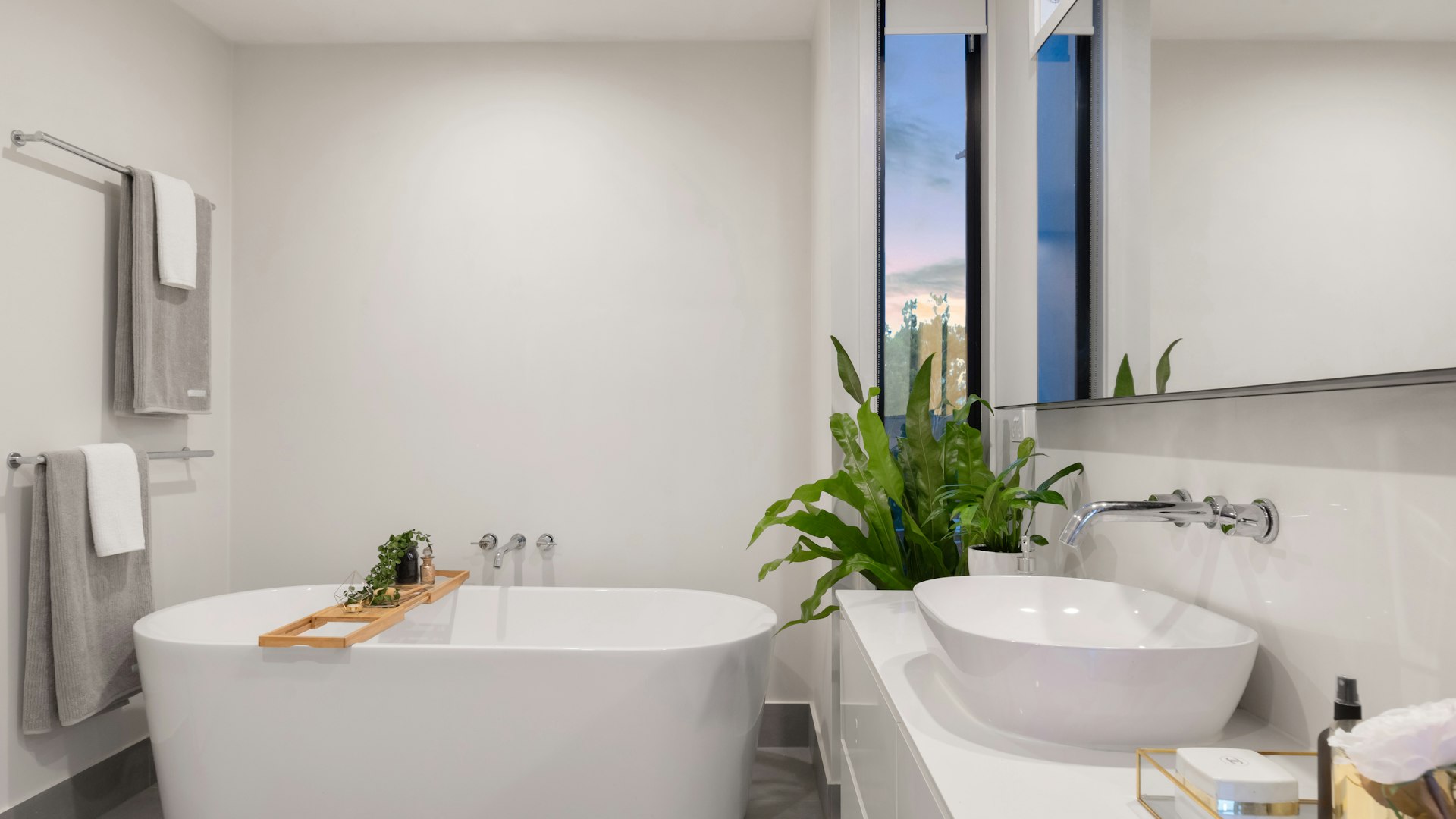 Banheiro premium com acessórios em latão